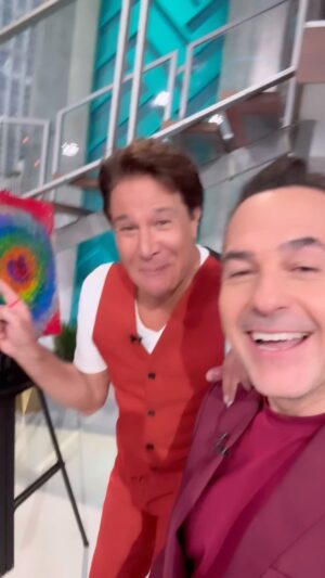 Carlos Calderon Instagram - @fernandoallendeoficial nos pintó un cuadro en @hoydia ya que su obra fue mandada a ala luna en una galería digital! Un artista 360o y ahora interplanetario! 🧑🏼‍🎨🌕