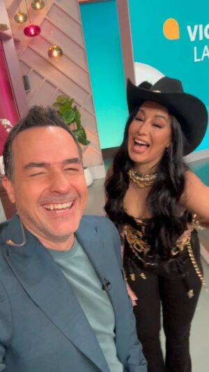 Carlos Calderon Instagram - @victorialamala trajo su movimiento bélico a @hoydia con su exitazo #Beliconas 🤠🤗
