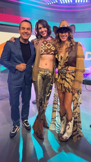 Carlos Calderon Instagram - @haashoficial en vivo en @hoydia lo máximo 🤗