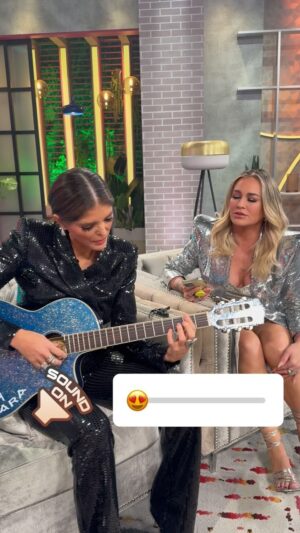 Carlos Calderon Instagram - Que espectáculo poder ver a @anabarbaramusic afinando su guitarra y a @lajosa afinando la voz antes de entrar al aire en @hoydia wow