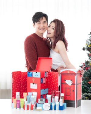 Carlos Chan Ka-Lok Instagram - 今年喺我同Shiga婚後第一年過聖誕🌲仲係我第一次寫情信比佢💌我決定要送老婆最愛嘅英倫尊貴水療護膚品牌ELEMIS
限量版25天聖誕倒數月曆禮盒俾佢🎁等佢可以一次過體驗25款ELEMIS皇牌產品！25號仲喺Shiga一直用開嘅骨膠原海洋面霜50ml貨裝(價值$1,020)！

皇牌 #骨膠原海洋面霜 質地輕盈絲滑，容易被肌膚吸收，14天內有效減少細紋、皺紋**，提升肌膚彈性，更可於1小時內提升肌膚保濕度高達248%**，塑造水潤嫩滑肌。絕對喺我嘅THE ONE最愛❤️。

而家ELEMIS香港官方網店https://hk.elemis.com/ 仲有全年最優惠折扣 11.11購物日！✨即日起至11月14日！購物輸入優惠碼【TOTHEONE】可享全網正價貨品6折^   25天倒數月曆禮盒24 折 免運$1,463(價值$6,045)*！

聖誕禮盒低至24折*
滿額免運費送高達總值HK$3,660限量禮遇^！

快啲去我嘅Story，立即購買俾你嘅THE ONE啦！

^優惠只適用於ELEMIS香港官方網站。
Sogo崇光百貨、中環、金鐘Harvey Nichols ELEMIS 專櫃優惠同步。套裝內容會因應貨況而定，數量有限，送/售完即止，受條款及細則約束。 

**經臨床實驗測試結果
@elemis_hk #elemishk #loveelemis