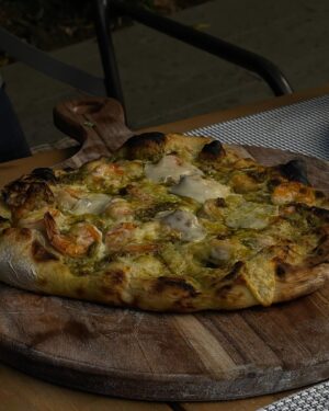 Carlos Ferro Instagram - Y así mi fin de semana, Que rápido se fue!! 
-
Perfeccionando la técnica pizzera con el oráculo "DD”Ya estoy listo para abrir la pizzería. 🙈 
.
Gracias @cprimatesta por mi super horno . 🥰. 

¿Quien quiere pizza?