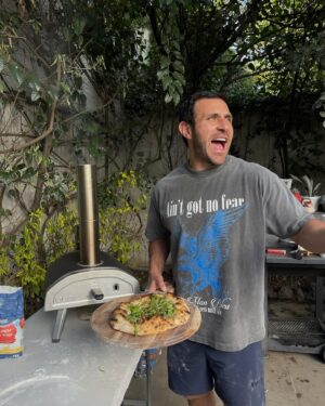 Carlos Ferro Instagram - Y así mi fin de semana, Que rápido se fue!! 
-
Perfeccionando la técnica pizzera con el oráculo "DD”Ya estoy listo para abrir la pizzería. 🙈 
.
Gracias @cprimatesta por mi super horno . 🥰. 

¿Quien quiere pizza?