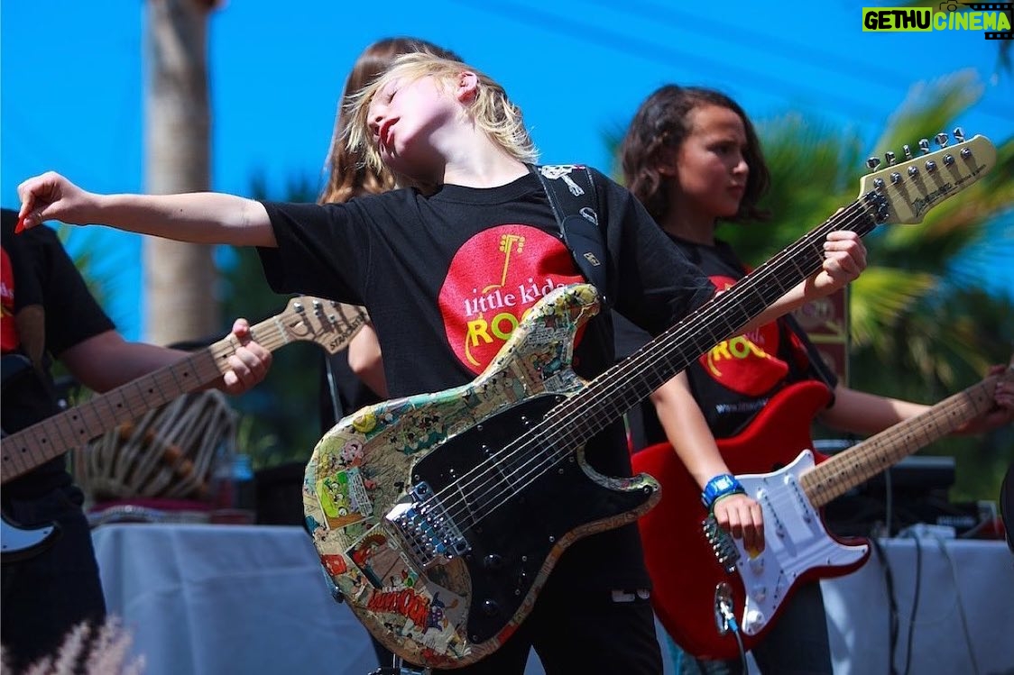 Carlos Santana - 2.8K Likes - Repost from @milagrofoundation
•
This kid is feeling it!
Check this out: More than 500,000 kids currently participate in LKR’s programs nationwide. Since 2002, the organization has reached more than 1,000,000 students with highly inclusive & culturally- relevant music education. @littlekidsrock is CRUSHING!!!
🎸 🎤 🎶
-
#santana
#carlossantana