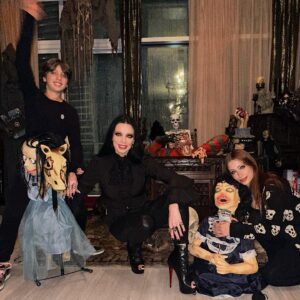 Carlton Elizabeth Instagram - Family dinner Halloween style… when ur children create Magick in the kitchen! 

Stuffed Intestines, marshmallows brains n strawberries courtesy of Cross 🖤 Mysteri 🔮 vanilla beetlejuice cake with swiss meringue buttercream, flatbread of the dead, white chocolate caramel rune bones #halloween 🧙🏻🔮🐈‍⬛