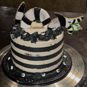 Carlton Elizabeth Instagram - Family dinner Halloween style… when ur children create Magick in the kitchen! 

Stuffed Intestines, marshmallows brains n strawberries courtesy of Cross 🖤 Mysteri 🔮 vanilla beetlejuice cake with swiss meringue buttercream, flatbread of the dead, white chocolate caramel rune bones #halloween 🧙🏻🔮🐈‍⬛