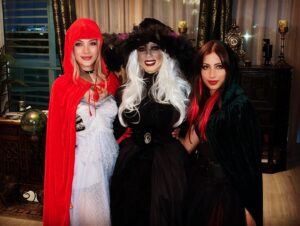 Carlton Elizabeth Instagram - Never too early to begin.. 🧙‍♀️ #october