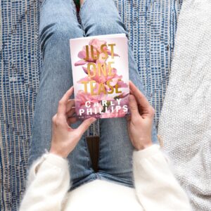 Carly Phillips Instagram - 🅷🅰🆅🅴 🆈🅾🆄 🆁🅴🅰🅳 🅹🆄🆂🆃 🅾🅽🅴 🆃🅴🅰🆂🅴❓👀👇📚

Prepare for:
✔️ Billionaire ✔️ Forced Proximity ✔️ Second Chances ✔️ Suspense

"𝙎𝙝𝙚’𝙨 𝙝𝙞𝙨 𝙡𝙤𝙨𝙩 𝙡𝙤𝙫𝙚 𝙬𝙝𝙤 𝙙𝙞𝙨𝙖𝙥𝙥𝙚𝙖𝙧𝙚𝙙. 𝙉𝙤𝙬 𝙨𝙝𝙚’𝙨 𝙗𝙖𝙘𝙠, 𝙗𝙧𝙞𝙣𝙜𝙞𝙣𝙜 𝙨𝙚𝙘𝙧𝙚𝙩𝙨 𝙖𝙣𝙙 𝙙𝙖𝙣𝙜𝙚𝙧. 𝙃𝙚’𝙡𝙡 𝙝𝙖𝙫𝙚 𝙩𝙤 𝙠𝙚𝙚𝙥 𝙝𝙚𝙧 𝙨𝙖𝙛𝙚… 𝘽𝙚𝙛𝙤𝙧𝙚 𝙝𝙚 𝙘𝙖𝙣 𝙘𝙤𝙣𝙫𝙞𝙣𝙘𝙚 𝙝𝙚𝙧 𝙩𝙤 𝙨𝙩𝙖𝙮."

𝐖𝐇𝐀𝐓 𝐑𝐄𝐀𝐃𝐄𝐑𝐒 𝐀𝐑𝐄 𝐒𝐀𝐘𝐈𝐍𝐆:
"One thing I can rely on with a Carly Phillips book is that there will be some suspense and intrigue. With Zach and Hadley’s book this happens fairly early on in their story. Without giving the whole storyline away, when this part happens it brings these two back together after ten years..."

𝐎𝐑𝐃𝐄𝐑 𝐘𝐎𝐔𝐑 𝐂𝐎𝐏𝐘 𝐍𝐎𝐖 💘📚
Link in Bio!

#carlyphillips #romance #romancebooks #romancereaders #romancerecs #bookish #bookworm #booklover #bookaddict #bookstagram #justonetease #newrelease #comingsoon