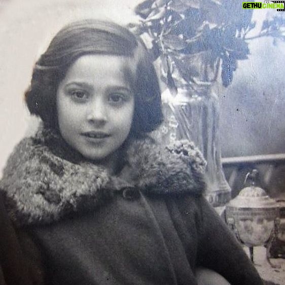 Carly Pope - 332 Likes - La mia Nonna.
Today she is 102.
Today she is still a Venetian queen.
Tanti auguri a te 💝