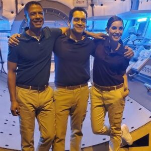 Carly Pope Instagram - The baddest set of 1995 space sailors you ever did see.
Tonight’s ep of #QuantumLeap “Atlantis” was a whole shuttle of fun to shoot. Thanks a galaxy to the entire team, starting with @martingero for launching us into orbit and @raymomomo for being a mighty fine (and mighty funny) #1 stowaway.
Episode 2 airs tonight on @nbc or stream it on @peacocktv 
🚀 
#josezuñiga #houston #khakis
