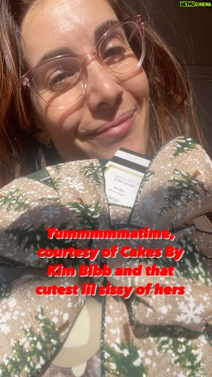 Carly Pope - 464 Likes - The most wonderful time of the (day) receiving a #CakesByKimBibb special delivery from @mslesliebibb and #SamRock - THANK YOU SNUGGLY NUGS❣️
🎶 @coryleemusic “Suddenly Feels Like Christmas”