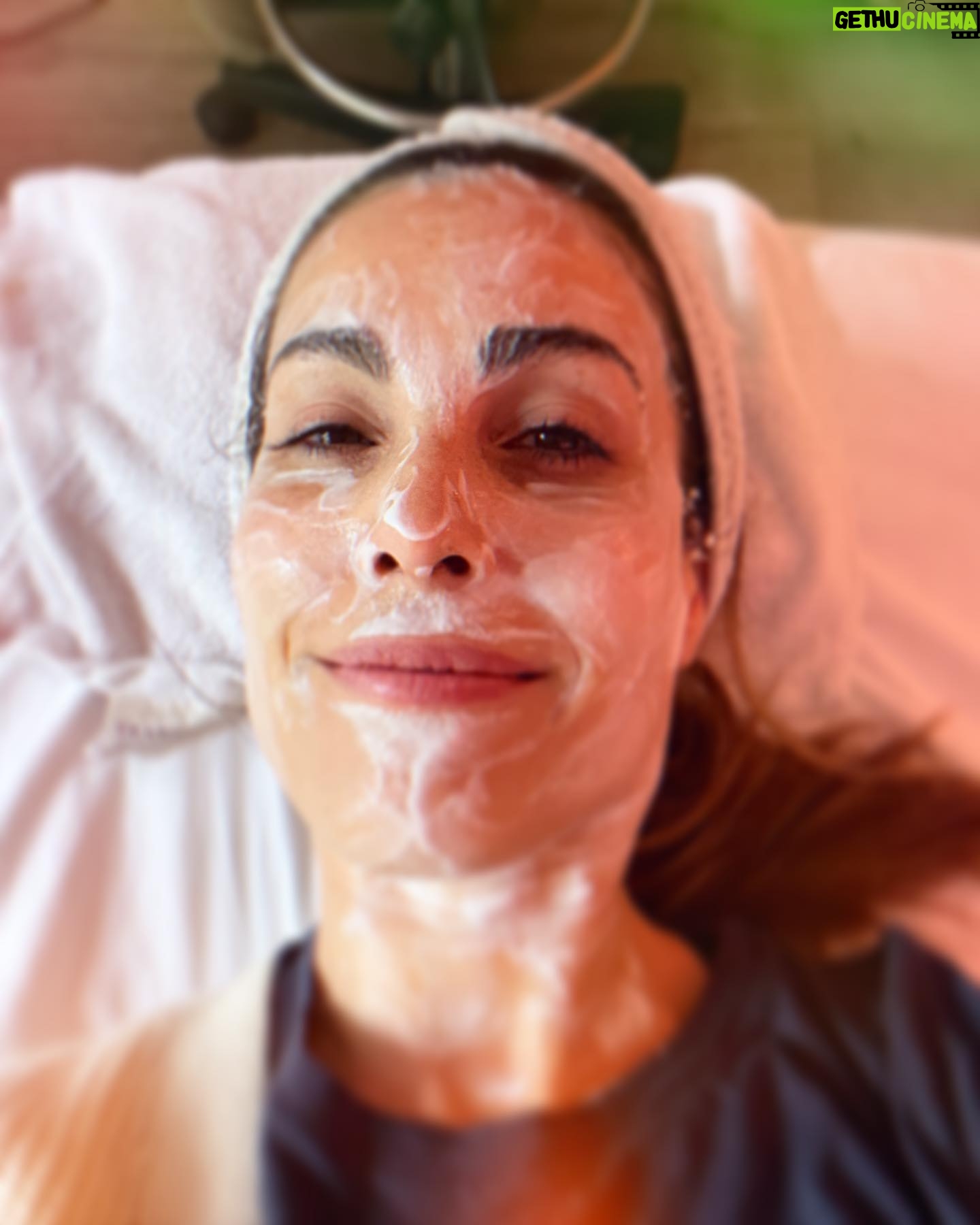 Carly Pope - 513 Likes - Pre/During/Post
“What does my Friday need,” I mused.
Def a trip to @sagelaneskincare for a #microneelding treatment to get my face that perfect shade of “coy red” for the weekend
Molly, you’re the best. Extra cuddles courtesy of Willie.
Come at me collagen 🫡 ♥️ #notox