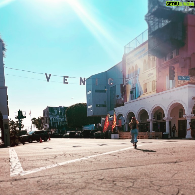 Carly Pope - 495 Likes - Did we* get the shot?
We* didn’t.
But we had damn fun trying.
*I…it was I and I alone who failed us. @spiridakos was a perfectly willing participant.
#venice #cowafreakinbunga