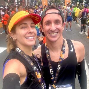Carmen Aub Instagram - “Dig deep. It’s all mental. You have the fitness!” (Thank you @tomkellyslack for the mantra) El mantra de este maratón!! 42Km por segunda vez en mi vida y ahora si puedo decirle a @ivansikic “ok, I AM a runner!!” 🥳💪🏼🎉 gracias por ser el mejor compañero de prep day 🍩🐷 y de trainings 🏃‍♂️💨🏃🏼‍♀️ gracias a @gbernaln por hacernos parte de esta ruta increíble y de la familia @inyourpace y a los mejores porristas cuando uno cree que ya no puede más @stephansikic @lelebermudez15 @erdh____ 🥇 PR: 3:54:25 💪🏼