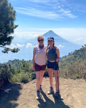 Carmen Aub Instagram - Cazando amaneceres Guatemaltecos 🇬🇹 
Cuando el insomnio te sigue ganando, dale la vuelta. Un aplauso a  @luisafromero8 que me acompañó la primera parte de el trayecto y miren que no fue fácil! Eres una guerrera y te amo mucho!! ❤️ Vivimos el día de la tierra de la mejor manera 🌎 🌋🌅
PD: el 3 video no lo supero 🤯