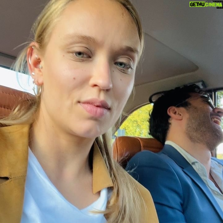 Caro Cult - 2.1K Likes - Ok wow. Das war’s jetzt einfach. Wir sind abgedreht und deswegen gibt es hier einen kleinen Recap unserer Dreharbeiten.
1 - Manchmal isses einfach schön
2 - Eidin’s und mein geheimer Handshake
3 - Pferdecrush
4 - Für alle Schnus da draußen!
5 - Nachtdrehmelancholie
6 - Eidin being Eidin
7 - Was machen wir eigentlich hier? Wo wohnen wir und wann ist heute?
8 - Wenn @tobiaskaufmann_dp mich gut einfängt 🫶🏽
9 - Ich hab einen Freund gefunden, der nebenbei der kollegialste Kollege ever ist.
10 - Funkdisziplin
Ihr wunderbaren Menschen in diesem wundervollen Team -ich werde euch sooooo vermissen. Danke dass ihr dieses Pensum so oft zu etwas gemacht habt, dass sich so oft sicher, lustig, konstruktiv und liebevoll angefühlt hat. ♥️
#krimi #filming #mordimrevier #friends #movie #crime