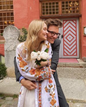 Caro Cult Instagram - 🥹👰🏼‍♀️✨🔗 verliebt, verlobt, verheiratet !!!!! 
Wir können unser Glück nicht in Worte fassen.
Wir haben unseren Standesamttermin im Rahmen eines wundervollen Wochenendes, im privaten Kreis mit unseren Engsten gefeiert. Man sagt nichts ist perfekt, aber das hier hat sich danach angefühlt.
Ich liebe dich so so so so so so so sehr, Alexander. 
📸 by my dearest @johannaberghorn 
#justmarried #loveofmylife