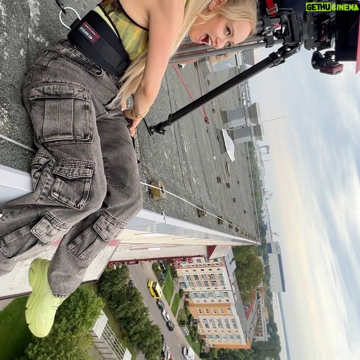 Caro Cult - 1.2K Likes - Eine der bisher allerschönsten Reisen geht zu Ende. ♥️
Mel, du warst mir ein Fest. Ich liebe alles an dir. Dein gebrochenes Herz, deine Entscheidungen, deine Verletzungen, deine Versuche die Vergangenheit hinter dir zu lassen, deine Arroganz, dein inneres Kind, deinen Style der all das kaschieren soll und den Moment in dem du dich endlich befreien kannst.
Wie hinter so viel Schein ein kleines Mädchen steckt, welches uns mitreißt, weil sie sich abarbeitet auf dem Weg zum Glück, scheitert, aufsteht und weiter kämpft.
Seraina, was hast du da nur Geiles aus deiner Feder gezaubert?
Mark, ich weiß nicht ob ich jemals darüber hinweg komme, was für ein toller Regisseur du bist, mit wieviel Empathie, Geduld und Liebe du jedes Fitzelchen inszeniert hat.
Maja, du spielst die kleine Mel, wie es sonst niemand gekonnt hätte. (Ich habe Muster gesehen und bin dein Fan! 😎)
@stephanbuske_dop danke für deine Präzision in deiner Wahrnehmung & deiner Ästhetik. Du hast mich mit so viel Wärme immer wohl fühlen lassen vor deiner Linse.
@tidewaterpictures danke für eure Energie, euer Können und dass ihr es möglich gemacht habt, dass ich eure Mel sein kann, obwohl ich schon in einem anderen Projekt gesteckt habe.
Es war liebe auf das erste Casting. Noch nie habe ich es erlebt, dass mich ein ganzes Team schon im Casting anschaut und fragt, wie wir dass jetzt trotz aller Umstände hinbekommen, mich direkt zu besetzen.
Wir haben gemeinsam an diese Vision geglaubt und jetzt einfach einen Film im Kasten. Ein Team voll warmer Seelen, die jede Sekunde damit verbracht haben dieses Projekt zu lieben, zu supporten und die besten Vibes aller Zeiten zu verbreiten. Mit nichts hätte ich meine Wochenenden lieber verbracht.
EIN FETTES DANKE IHR GEILEN MENSCHEN!
@mels.block #melsblock #cinemamovie #filming