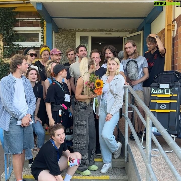 Caro Cult - 1.2K Likes - Eine der bisher allerschönsten Reisen geht zu Ende. ♥️
Mel, du warst mir ein Fest. Ich liebe alles an dir. Dein gebrochenes Herz, deine Entscheidungen, deine Verletzungen, deine Versuche die Vergangenheit hinter dir zu lassen, deine Arroganz, dein inneres Kind, deinen Style der all das kaschieren soll und den Moment in dem du dich endlich befreien kannst.
Wie hinter so viel Schein ein kleines Mädchen steckt, welches uns mitreißt, weil sie sich abarbeitet auf dem Weg zum Glück, scheitert, aufsteht und weiter kämpft.
Seraina, was hast du da nur Geiles aus deiner Feder gezaubert?
Mark, ich weiß nicht ob ich jemals darüber hinweg komme, was für ein toller Regisseur du bist, mit wieviel Empathie, Geduld und Liebe du jedes Fitzelchen inszeniert hat.
Maja, du spielst die kleine Mel, wie es sonst niemand gekonnt hätte. (Ich habe Muster gesehen und bin dein Fan! 😎)
@stephanbuske_dop danke für deine Präzision in deiner Wahrnehmung & deiner Ästhetik. Du hast mich mit so viel Wärme immer wohl fühlen lassen vor deiner Linse.
@tidewaterpictures danke für eure Energie, euer Können und dass ihr es möglich gemacht habt, dass ich eure Mel sein kann, obwohl ich schon in einem anderen Projekt gesteckt habe.
Es war liebe auf das erste Casting. Noch nie habe ich es erlebt, dass mich ein ganzes Team schon im Casting anschaut und fragt, wie wir dass jetzt trotz aller Umstände hinbekommen, mich direkt zu besetzen.
Wir haben gemeinsam an diese Vision geglaubt und jetzt einfach einen Film im Kasten. Ein Team voll warmer Seelen, die jede Sekunde damit verbracht haben dieses Projekt zu lieben, zu supporten und die besten Vibes aller Zeiten zu verbreiten. Mit nichts hätte ich meine Wochenenden lieber verbracht.
EIN FETTES DANKE IHR GEILEN MENSCHEN!
@mels.block #melsblock #cinemamovie #filming