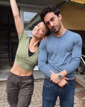 Caro Cult Instagram - JUHU WIR SIND ANGEDREHT 🚨‼️
Seit Juli drehen wir an einer super freshen, neuen Krimireihe für den Dienstag auf @rtlplus !
Ich spiele Lou, eine Komissarin aus der Großstadt die in den Pott strafversetzt wird und dort mit Berliner Schnauze, einem feministischen Herzen und eventuell einer (ganz kleinen) Impulskontrollstörung denen auf die Fresse haut, die Unrecht tun. 😂
Vollständig wäre das alles nicht, wenn sie dabei nicht den weltbesten Kollegen Gianni @eidinjalali an ihrer Seite hätte. 🤝🏽♥️ 
Dass das hier nicht nur gespielte Teamliebe ist, seht ihr in dieser Slideshow ! 😎
Und bei allem unterstützen uns Andreja Schneider als Oberhauptkomissarin Reusch die es mit Harald Juhnke hält: „Keine Termine und immer leicht einen sitzen.“
Und der oberfleißigen Polizeischülerin Fine @thisisgloria 

Produktion: @rtlplus @ufa_production @ninasollich & Tommy Wosch
Regie: @ismailsahi_n 
Drehbuch: Tommy Wosch 
Casting: @casting_mareth_roelcke 

#crime #komissarenduo #krimireihe #truecrime