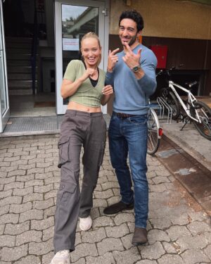 Caro Cult Instagram - JUHU WIR SIND ANGEDREHT 🚨‼️
Seit Juli drehen wir an einer super freshen, neuen Krimireihe für den Dienstag auf @rtlplus !
Ich spiele Lou, eine Komissarin aus der Großstadt die in den Pott strafversetzt wird und dort mit Berliner Schnauze, einem feministischen Herzen und eventuell einer (ganz kleinen) Impulskontrollstörung denen auf die Fresse haut, die Unrecht tun. 😂
Vollständig wäre das alles nicht, wenn sie dabei nicht den weltbesten Kollegen Gianni @eidinjalali an ihrer Seite hätte. 🤝🏽♥️ 
Dass das hier nicht nur gespielte Teamliebe ist, seht ihr in dieser Slideshow ! 😎
Und bei allem unterstützen uns Andreja Schneider als Oberhauptkomissarin Reusch die es mit Harald Juhnke hält: „Keine Termine und immer leicht einen sitzen.“
Und der oberfleißigen Polizeischülerin Fine @thisisgloria 

Produktion: @rtlplus @ufa_production @ninasollich & Tommy Wosch
Regie: @ismailsahi_n 
Drehbuch: Tommy Wosch 
Casting: @casting_mareth_roelcke 

#crime #komissarenduo #krimireihe #truecrime