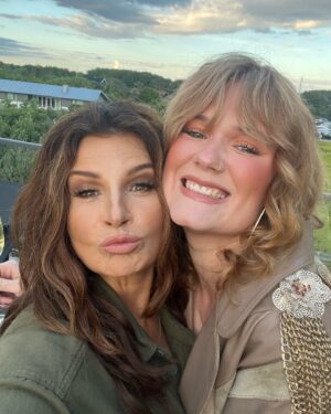 Carola Häggkvist Instagram - Tylösand!! Nu kör vi.. GLÄDJE! Hela bandet på plats. @emanuelnorrby @stekiz @viktoriaglans @michelsantunione @jivansson @hoteltylosand @nojetkonsert  @halmstadcity @jubel.artistagency @borninstockholm @stureoptikern @carolamerch
