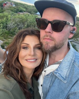 Carola Häggkvist Instagram - Tylösand!! Nu kör vi.. GLÄDJE! Hela bandet på plats. @emanuelnorrby @stekiz @viktoriaglans @michelsantunione @jivansson @hoteltylosand @nojetkonsert  @halmstadcity @jubel.artistagency @borninstockholm @stureoptikern @carolamerch