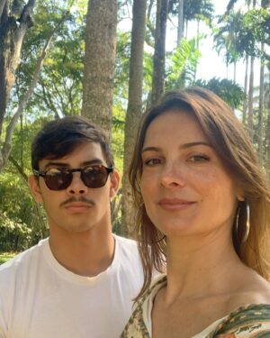 Carolina Chalita Instagram - Que beleza receber esse novo ano no lugar que minha mãe me levava quando queria um tempo só nosso e que agora levo meu filho para deitar sob as árvores e conversar … parabéns a todos os caranguejos 🦀 do dia 26 data mais que especial 🍀

#aniversários #bday🎂 #parabenspramim🎂 #cancerianos♋ #profundezasdooceano #raizes #jardimbotânico #amojb #minhacasa #meurio