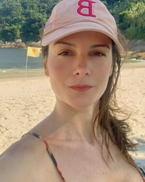 Carolina Chalita Instagram - Na praia que a gente cresce e se fortalece…
Te amo minha irmã @teresadeassis 🍀❤️