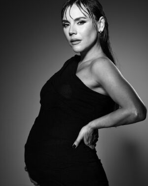Carolina Gaitán Instagram - Crece y crece... la panza y el amor... y la ganotas de conocer a este criatu👶🏻. Les mando besos que vuelan!🖤

📸: @hernanpuentes 
MUAH: @danibastidas_ 
Styling: @andresyepesd 
Production: @manumartinezb @mun_entertainment 

It grows and grows... my belly and all this huge love... and the joy of meeting this little "criatu". 👶🏻 Besos vuelan!🖤