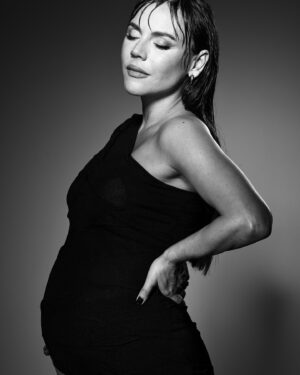 Carolina Gaitán Instagram - Crece y crece... la panza y el amor... y la ganotas de conocer a este criatu👶🏻. Les mando besos que vuelan!🖤

📸: @hernanpuentes 
MUAH: @danibastidas_ 
Styling: @andresyepesd 
Production: @manumartinezb @mun_entertainment 

It grows and grows... my belly and all this huge love... and the joy of meeting this little "criatu". 👶🏻 Besos vuelan!🖤