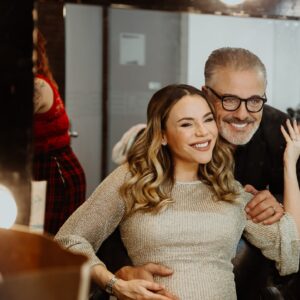 Carolina Gaitán Instagram - 1. @real2santos Gracias por todas nuestras charlas alejadas de la matrix, mi querido e interdimensional Marcelo! 
2. @lauradeleonc Tu disciplina, desparpajo y dulzura son otro level!!! Gracias mi Lau hermosa por tanto!
3. @carlosbaezcarvajal Un día me regalas un poco de tu memoria prodigiosa! Qué locura!!! Gracias por tu rigor y cuidado todos los días conmigo mi Charlie!
4. @_miss_wills_ Pasamos de ser conocidas a esposas para las redes sociales y hermanas en esta vida! Qué diversión extrema que eres. Te adoro y todo esto fue mucho mejor gracias a tenerte cerquita en escena y en la vida!!! Gracias bb 4 evah!
5. @espitiamario Short but sweet! Last but not least!!! Me alegraste mis últimos días de proyecto cuando ya era un trapito jajajj te adoro!

Unos de mis tantas dulzuras que se van en mi corazón con este #rojocarmesí MUY PRONTO tbn en @netflix 

Besotes vuelan!!! Hasta siempre!!!
