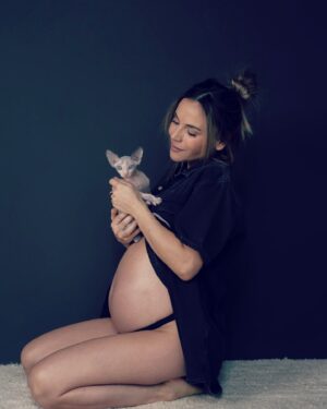Carolina Gaitán Instagram - El espíritu maternal brota de la tierra de repente. Yo duré toda mi vida diciendo que no quería ser mamá y de pronto un día solo pensaba en las ganas absolutas de vivir esta aventura. Creo que mi alma vino con esta misión y la de Salo también. Magneto por su parte también lo espera con ansias! 🖤😺👶🏻🖤
The maternal spirit flurishes from the nature all of a  sudden. I've always said I didn't want to be a mother and suddenly one day I only thought about the huge desire to live this adventure. I think my soul came with this mission and Salo's too. And about Magneto😺 he's also looking forward to meet Salo ASAP🖤
📸: @renatabolivar