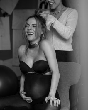 Carolina Gaitán Instagram - Risa nerviosa  de amor que me da cada que siento patadas múltiples y reafirmo que en efecto estás ahí, que esta panzota no es un dummy de algún personaje. Algo más divino y surreal que sentirlos moverse? 🫶🏻👶🏻🫶🏻🫶🏻👶🏻🫶🏻👶🏻🫶🏻🫶🏻🫶🏻🫶🏻🫶🏻🫶🏻🫶🏻Nervous laughter of love every time I feel multiple kicks so I reaffirm that indeed you are there inside of me, and  that this big belly I have is not a dummy belly of some character. It's you. Is there anything more cute and surreal than feel them move inside? 🫶🏻👶🏻🙏🏽
📸: @renatabolivar