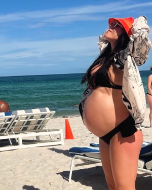 Carolina Gaitán Instagram - 🦭Mi tamaño llega a lugares inimaginados🐳
🍰Amo los postres🍦
🥵Me canso locamente😬
🤭Solo quiero dormir😴
✌🏼Uds, cómo van?🫰🏽

☀️👶🏻☀️

🦭My size reaches unimagined magnitudes🐳
🍰I love desserts🍦
🥵I get madly tired😬
🤭I just wanna sleep the whole day😴
✌🏼What about you guy? How's everything?🫰🏽