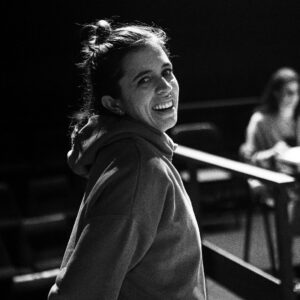 Carolina Picoito Pinto Instagram - A rejubilar de alegria, que é o resumo desta bela empreitada de “Tempestade Ainda” no @teatroaberto ♥️
Ainda estamos, de 4a a domingo 🍎 

📷 @l_barros_