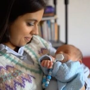 Carolina Picoito Pinto Instagram - A minha mãe dizia sempre que só me conseguia adormecer ao som da canção “Os Navegados” do Fausto. Percebo perfeitamente porquê. São canções para toda a gente amar, para toda a gente sentir muito profundamente e ter a sensação que a vida sabe melhor. Os bebés só adormecem se estiverem verdadeiramente alegres, era isso que eu sentia e senti pela vida fora cada vez que punha uma canção do Fausto. Quando o meu filho nasceu, quis testar a alegria e, claro, foi infalível. Sorte a nossa, a alegria das canções é imortal, tal como o artista que as compôs. Obrigada, Fausto. ♥️