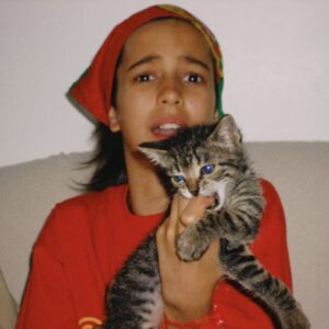 Carolina Picoito Pinto Instagram - Tinha 10 anos quando a Mia chegou à minha casa, com 1 mês, pelas mãos da minha mãe. Estávamos na altura do Euro 2006 e foi durante os jogos que criámos a nossa ligação: eu insistia que ela me desse carinho e ela, como era seu apanágio, insistia em dar-me dentadas. Percebi, com o passar dos anos, que eram a mesma coisa. Se pensar em mim, assim vista de fora, tenho sempre a Mia comigo. Todas as pessoas que passaram na minha vida, conheceram a Mia. Todas as que reencontro me perguntam “ainda tens a Mia?”. Foi o mais próximo que tive de uma irmã (com um péssimo feitio, é um facto) e, acima de tudo, o meu primeiro amor. Foi ela que me ensinou a amar os animais e, por causa dela, já amei tantos outros. Não só a mim,  como ao meu filho. Também ela foi o primeiro amor do Afonso e a sua primeira dentada. Por causa dela, para o meu filho todos os gatos são “Mia”. Por causa dela, eu e o Afonso tratamos todos os gatos por “tu” e nao há felino nenhum no Mundo que nos faça sentir medo: nós começámos com a Mia (depois dela, são todos “leitinho”).
Hoje, o nosso primeiro amor vai descansar. Já cumpriu a sua missão, mas eu vou ter saudades para sempre. 
Descansa, Mioca. ♥️