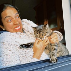 Carolina Picoito Pinto Instagram - Tinha 10 anos quando a Mia chegou à minha casa, com 1 mês, pelas mãos da minha mãe. Estávamos na altura do Euro 2006 e foi durante os jogos que criámos a nossa ligação: eu insistia que ela me desse carinho e ela, como era seu apanágio, insistia em dar-me dentadas. Percebi, com o passar dos anos, que eram a mesma coisa. Se pensar em mim, assim vista de fora, tenho sempre a Mia comigo. Todas as pessoas que passaram na minha vida, conheceram a Mia. Todas as que reencontro me perguntam “ainda tens a Mia?”. Foi o mais próximo que tive de uma irmã (com um péssimo feitio, é um facto) e, acima de tudo, o meu primeiro amor. Foi ela que me ensinou a amar os animais e, por causa dela, já amei tantos outros. Não só a mim,  como ao meu filho. Também ela foi o primeiro amor do Afonso e a sua primeira dentada. Por causa dela, para o meu filho todos os gatos são “Mia”. Por causa dela, eu e o Afonso tratamos todos os gatos por “tu” e nao há felino nenhum no Mundo que nos faça sentir medo: nós começámos com a Mia (depois dela, são todos “leitinho”).
Hoje, o nosso primeiro amor vai descansar. Já cumpriu a sua missão, mas eu vou ter saudades para sempre. 
Descansa, Mioca. ♥️