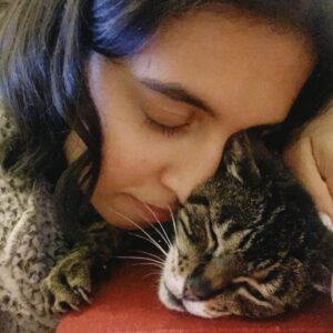 Carolina Picoito Pinto Instagram - Tinha 10 anos quando a Mia chegou à minha casa, com 1 mês, pelas mãos da minha mãe. Estávamos na altura do Euro 2006 e foi durante os jogos que criámos a nossa ligação: eu insistia que ela me desse carinho e ela, como era seu apanágio, insistia em dar-me dentadas. Percebi, com o passar dos anos, que eram a mesma coisa. Se pensar em mim, assim vista de fora, tenho sempre a Mia comigo. Todas as pessoas que passaram na minha vida, conheceram a Mia. Todas as que reencontro me perguntam “ainda tens a Mia?”. Foi o mais próximo que tive de uma irmã (com um péssimo feitio, é um facto) e, acima de tudo, o meu primeiro amor. Foi ela que me ensinou a amar os animais e, por causa dela, já amei tantos outros. Não só a mim,  como ao meu filho. Também ela foi o primeiro amor do Afonso e a sua primeira dentada. Por causa dela, para o meu filho todos os gatos são “Mia”. Por causa dela, eu e o Afonso tratamos todos os gatos por “tu” e nao há felino nenhum no Mundo que nos faça sentir medo: nós começámos com a Mia (depois dela, são todos “leitinho”).
Hoje, o nosso primeiro amor vai descansar. Já cumpriu a sua missão, mas eu vou ter saudades para sempre. 
Descansa, Mioca. ♥️