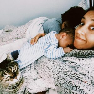 Carolina Picoito Pinto Instagram - Tinha 10 anos quando a Mia chegou à minha casa, com 1 mês, pelas mãos da minha mãe. Estávamos na altura do Euro 2006 e foi durante os jogos que criámos a nossa ligação: eu insistia que ela me desse carinho e ela, como era seu apanágio, insistia em dar-me dentadas. Percebi, com o passar dos anos, que eram a mesma coisa. Se pensar em mim, assim vista de fora, tenho sempre a Mia comigo. Todas as pessoas que passaram na minha vida, conheceram a Mia. Todas as que reencontro me perguntam “ainda tens a Mia?”. Foi o mais próximo que tive de uma irmã (com um péssimo feitio, é um facto) e, acima de tudo, o meu primeiro amor. Foi ela que me ensinou a amar os animais e, por causa dela, já amei tantos outros. Não só a mim,  como ao meu filho. Também ela foi o primeiro amor do Afonso e a sua primeira dentada. Por causa dela, para o meu filho todos os gatos são “Mia”. Por causa dela, eu e o Afonso tratamos todos os gatos por “tu” e nao há felino nenhum no Mundo que nos faça sentir medo: nós começámos com a Mia (depois dela, são todos “leitinho”).
Hoje, o nosso primeiro amor vai descansar. Já cumpriu a sua missão, mas eu vou ter saudades para sempre. 
Descansa, Mioca. ♥️