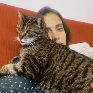 Carolina Picoito Pinto Instagram - Tinha 10 anos quando a Mia chegou à minha casa, com 1 mês, pelas mãos da minha mãe. Estávamos na altura do Euro 2006 e foi durante os jogos que criámos a nossa ligação: eu insistia que ela me desse carinho e ela, como era seu apanágio, insistia em dar-me dentadas. Percebi, com o passar dos anos, que eram a mesma coisa. Se pensar em mim, assim vista de fora, tenho sempre a Mia comigo. Todas as pessoas que passaram na minha vida, conheceram a Mia. Todas as que reencontro me perguntam “ainda tens a Mia?”. Foi o mais próximo que tive de uma irmã (com um péssimo feitio, é um facto) e, acima de tudo, o meu primeiro amor. Foi ela que me ensinou a amar os animais e, por causa dela, já amei tantos outros. Não só a mim,  como ao meu filho. Também ela foi o primeiro amor do Afonso e a sua primeira dentada. Por causa dela, para o meu filho todos os gatos são “Mia”. Por causa dela, eu e o Afonso tratamos todos os gatos por “tu” e nao há felino nenhum no Mundo que nos faça sentir medo: nós começámos com a Mia (depois dela, são todos “leitinho”).
Hoje, o nosso primeiro amor vai descansar. Já cumpriu a sua missão, mas eu vou ter saudades para sempre. 
Descansa, Mioca. ♥️