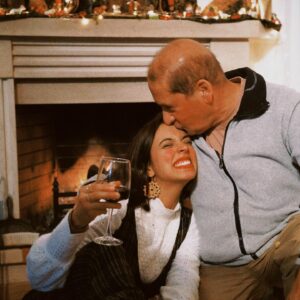 Carolina Picoito Pinto Instagram - “O Natal é das crianças” é uma frase que dá, a qualquer Ser Humano, uma golfada de vómito. Percebo perfeitamente e estou convosco nisso, com muita força. Agora, vamos ter que ser fortes e assumir que isto é, inevitavelmente, uma verdade universal. O Natal tem mais interesse se houver uma criança a acreditar numa galga manhosa sobre um senhor misterioso que desce chaminés e, se for mais nova, se divertir milagrosamente com as infinitas possibilidades do papel de embrulho, (ignorando veementemente todos os objectos que estavam embrulhados). O Natal passou a ser um momento de convívio e amor partilhado. O amor partilhado é o melhor que já senti e este Natal foi também, de longe, o melhor que já tive. ♥️