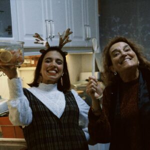 Carolina Picoito Pinto Instagram - “O Natal é das crianças” é uma frase que dá, a qualquer Ser Humano, uma golfada de vómito. Percebo perfeitamente e estou convosco nisso, com muita força. Agora, vamos ter que ser fortes e assumir que isto é, inevitavelmente, uma verdade universal. O Natal tem mais interesse se houver uma criança a acreditar numa galga manhosa sobre um senhor misterioso que desce chaminés e, se for mais nova, se divertir milagrosamente com as infinitas possibilidades do papel de embrulho, (ignorando veementemente todos os objectos que estavam embrulhados). O Natal passou a ser um momento de convívio e amor partilhado. O amor partilhado é o melhor que já senti e este Natal foi também, de longe, o melhor que já tive. ♥️