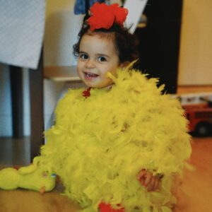 Carolina Picoito Pinto Instagram - Ui, tu queres ver que é desta que uso o emoji do pinto a sair da casca?
Pronto, fez-se um carnaval com uma t-shirt coberta de penas e uma esponja de banho. Quando ele começar a pedir para ir de Spider Man, o caso há-de mudar de figura. Até lá, vai em homemades mas não o deixo ficar mal🐥 🐣 (pumba, cá está ele).