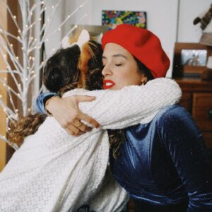 Carolina Picoito Pinto Instagram - “O Natal é das crianças” é uma frase que dá, a qualquer Ser Humano, uma golfada de vómito. Percebo perfeitamente e estou convosco nisso, com muita força. Agora, vamos ter que ser fortes e assumir que isto é, inevitavelmente, uma verdade universal. O Natal tem mais interesse se houver uma criança a acreditar numa galga manhosa sobre um senhor misterioso que desce chaminés e, se for mais nova, se divertir milagrosamente com as infinitas possibilidades do papel de embrulho, (ignorando veementemente todos os objectos que estavam embrulhados). O Natal passou a ser um momento de convívio e amor partilhado. O amor partilhado é o melhor que já senti e este Natal foi também, de longe, o melhor que já tive. ♥️