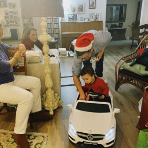 Carolina Picoito Pinto Instagram - “O Natal é das crianças” é uma frase que dá, a qualquer Ser Humano, uma golfada de vómito. Percebo perfeitamente e estou convosco nisso, com muita força. Agora, vamos ter que ser fortes e assumir que isto é, inevitavelmente, uma verdade universal. O Natal tem mais interesse se houver uma criança a acreditar numa galga manhosa sobre um senhor misterioso que desce chaminés e, se for mais nova, se divertir milagrosamente com as infinitas possibilidades do papel de embrulho, (ignorando veementemente todos os objectos que estavam embrulhados). O Natal passou a ser um momento de convívio e amor partilhado. O amor partilhado é o melhor que já senti e este Natal foi também, de longe, o melhor que já tive. ♥️