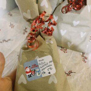 Carolina Picoito Pinto Instagram - “O Natal é das crianças” é uma frase que dá, a qualquer Ser Humano, uma golfada de vómito. Percebo perfeitamente e estou convosco nisso, com muita força. Agora, vamos ter que ser fortes e assumir que isto é, inevitavelmente, uma verdade universal. O Natal tem mais interesse se houver uma criança a acreditar numa galga manhosa sobre um senhor misterioso que desce chaminés e, se for mais nova, se divertir milagrosamente com as infinitas possibilidades do papel de embrulho, (ignorando veementemente todos os objectos que estavam embrulhados). O Natal passou a ser um momento de convívio e amor partilhado. O amor partilhado é o melhor que já senti e este Natal foi também, de longe, o melhor que já tive. ♥️