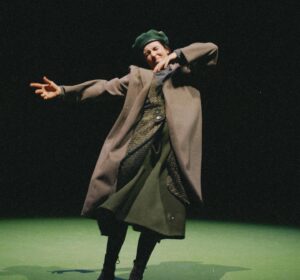 Carolina Picoito Pinto Instagram - Esta Tempestade, que foi só bonanças, estreia hoje no @teatroaberto 🍎
Caneco! ♥️ 

VERSÃO
João Lourenço | Vera San Payo de Lemos
DRAMATURGIA
Vera San Payo de Lemos
ENCENAÇÃO
João Lourenço
DIRECÇÃO MUSICAL
Renato Júnior
CORO
João Paulo Santos
CENÁRIO
João Lourenço
FIGURINOS
Marisa Fernandes
DESENHO DE LUZ
João Lourenço | Paulo Santos
COM
Carolina Picoito Pinto | Crista Alfaiate | João Pedro Vaz | Luís Barros | Manuel Sá Pessoa | Mia Henriques | Sérgio Praia | Susana Arrais
MÚSICOS
Carlota Ferreira | Ernesto Rodrigues
