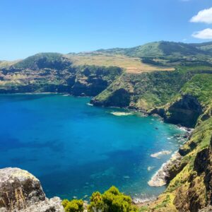 Carolina Picoito Pinto Instagram - 7 dias na Ilha do Sol com a Titi e o Titio ♥️ para quem não conhece Santa Maria, é mais uma maravilha dos Açores. Pequenina e cheia de charme, cada paisagem dá um postal. Agora tenho que arranjar maneira de explicar ao chavalo que não dá pra ir à Ilha todos os dias (e tenho pena). ♥️